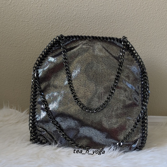 Mettalic-Look Trendy Handbag - Picture 2 of 7